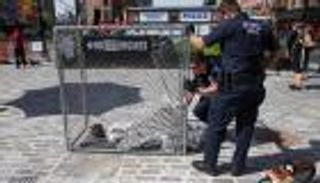 "تماثيل داخل أقفاص".. فنانون ينتقدون احتجاز أطفال بين أمريكا والمكسيك