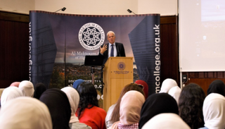 عمدة "دندي" الاسكتلندية يرحب بطالبات البرنامج الصيفي لكلية آل مكتوم