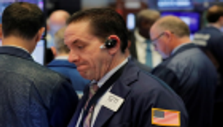 الأسهم الأمريكية تتراجع بفعل خسائر البنوك وشركات الطاقة