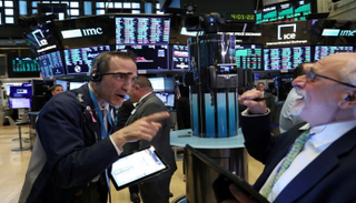 متعاملان أثناء التداول في بورصة نيويورك - رويترز
