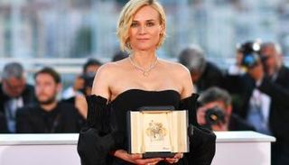 ديان كروجر مع جائزتها في مهرجان كان 2017
