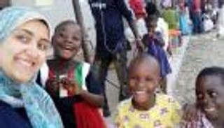 طبيبة مصرية في "رحلة خيرية" داخل أفريقيا.. تعالج الجميع مجانا