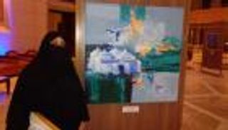 الإماراتية منى الخاجة: لوحتي الفائزة بـ"العويس" تعكس رؤيتي للتراث