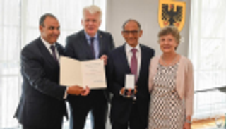 مستشار السيسي يهدي "وسام الاستحقاق" الألماني إلى مصر