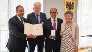 هاني عازر يتسلم وسام الاستحقاق من ألمانيا