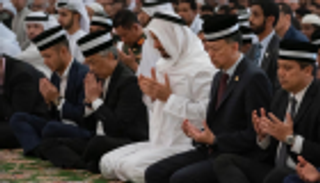 سيف بن زايد يشيد بعمق العلاقات الإماراتية الماليزية