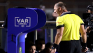 لاعب بوليفيا يقص شريط تقنية الفيديو في كوبا أمريكا