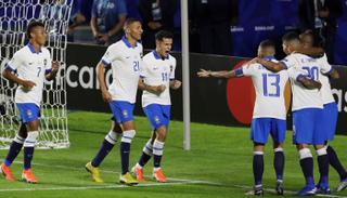 احتفال لاعبي البرازيل بكوتينيو