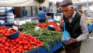 متقاعد تركي في أحد أسواق إسطنبول. رويترز