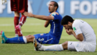 سواريز يستعيد ذكرياته المريرة مع "عضة" كيلليني