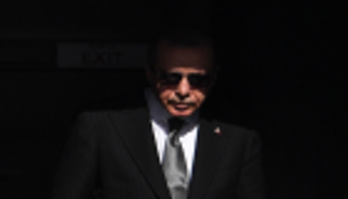 أردوغان يواجه هبوط الليرة بحبس صحفيين دوليين