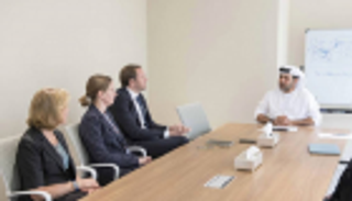 "صحة أبوظبي" تبحث مع خبراء السويد علاجا ثوريا للأورام