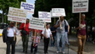 طوال القامة يروجون للتسامح بمسيرة في باريس