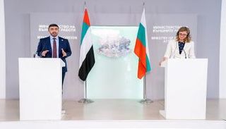  الشيخ عبدالله بن زايد ووزيرة خارجية بلغاريا خلال المؤتمر الصحفي