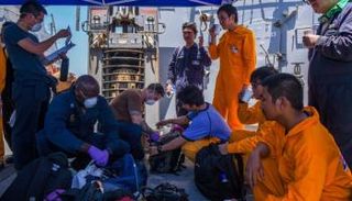 البحرية الأمريكية خلال مساعدة متضرري الهجوم على ناقلتي النفط‎