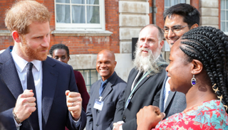 الأمير هاري يمازح إحدى المكرمات