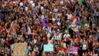 نساء سويسرا يشاركن في إضراب تاريخي للمطالبة بالمساواة