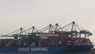 سفينة عملاقة تتأهب لدخول ميناء سعودي