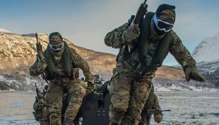 البحرية الملكية ترسل مشاة البحرية إلى الخليج