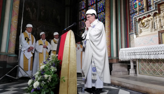 ارتداء الخوذ في أول قداس بكاتدرائية نوتردام بعد الحريق