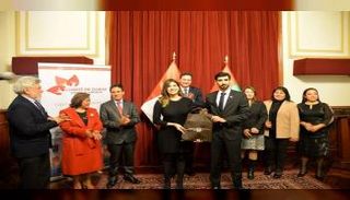 جانب من حفل تسليم اللوازم المدرسية المقدمة من الإمارات لأطفال البيرو