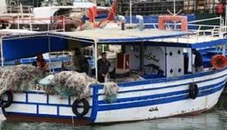 الصيادون التونسيون ينتشلون مهاجرون من عرض البحر