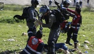جيش الاحتلال ينكل بمتطوعين فلسطينيين في الضفة 