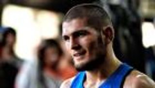 بطل الفنون القتالية يجبر طفلا برشلونيا على تشجيع ريال مدريد