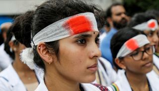 آلاف الأطباء يحتجون خارج المستشفيات في أنحاء الهند