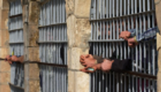 والدة معارض إيراني تحمل النظام مسؤولية قتل نجلها