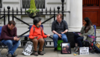 زوج بريطانية معتقلة في إيران يبدأ إضرابا عن الطعام