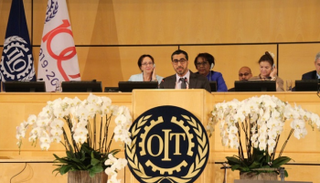 وزير الموارد البشرية والتوطين الإماراتي