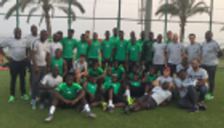 فيديو.. استقبال منتخب نيجيريا بالورود في الإسكندرية