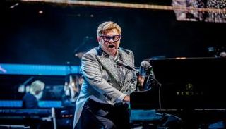 إلتون جون خلال حفلة في أمستردام - أرشيفية