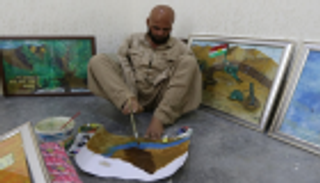 عراقي يرسم بقدميه.. 100 لوحة و4 معارض فنية