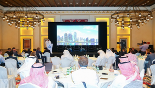 جانب من فعاليات مؤتمر "كونستراكت ستيل" في دبي