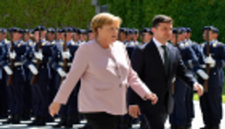 بالفيديو.. ميركل "ترتعش" بجانب الرئيس الأوكراني الجديد