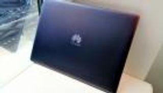 مايكروسوفت تتحدى ترامب وتعيد أجهزة هواوي لمتجرها الرقمي