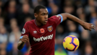 وست هام يكشف عن شروطه لبيع مدافعه لمانشستر يونايتد