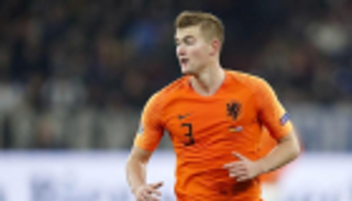 أسطورة هولندا ينصح دي ليخت بعدم الانضمام لمانشستر يونايتد
