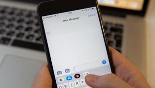 تطبيق الرسائل في هاتف آيفون