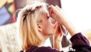 مخاطر الرموش والأظافر الصناعية.. تبدأ بالحساسية وتنتهي بالسرطان