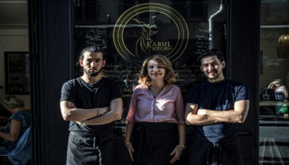 في مطعم "كابول كيتشن" في باريس.. الطبخ رابط قوي مع أفغانستان
