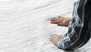 بطانية Cooling Blanket تباع بنحو 259 دولارًا