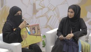 فرح المهيري مديرة "بيت الكتّاب" (يمين الصورة) مع إحدى الكاتبات