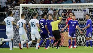 من مباراة الأرجنتين وباراجواي