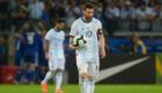 ميسي يستشهد بمعاناة البرازيل للدفاع عن الأرجنتين