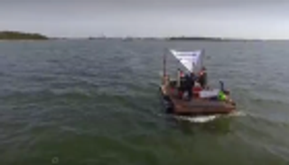 فنلندي يعبر بحر البلطيق في حوض استحمام