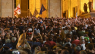 استقالة رئيس برلمان جورجيا بعد مصادمات بين الشرطة ومتظاهرين