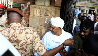أول ظهور للبشير أمام نيابة مكافحة الفساد السودانية